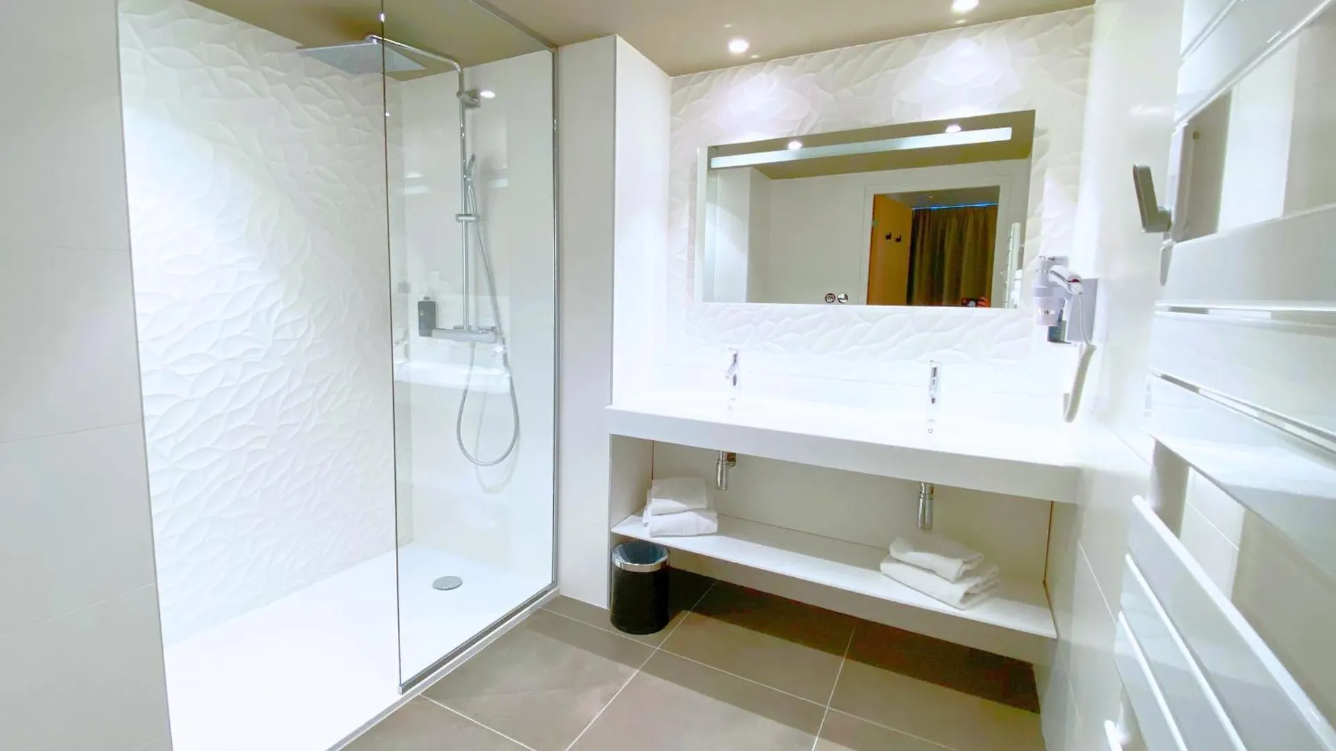 Brit Hotel Piscine & Spa - Fougeres Lecousse